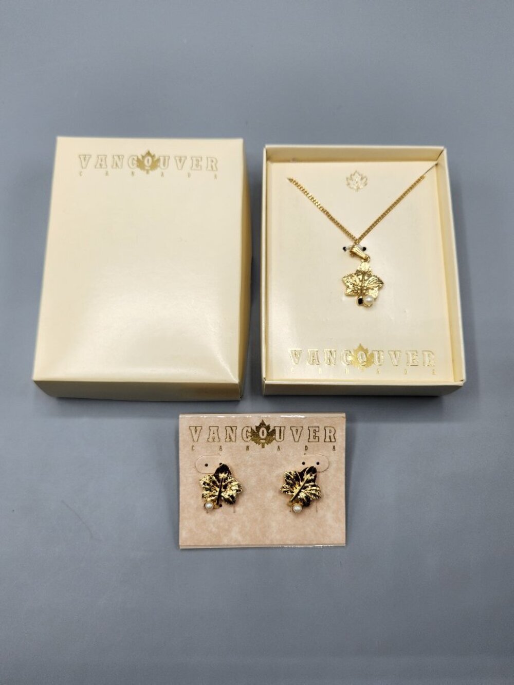 Vancouver BC Maple Leaf Souvenir Jewelry Set Necklace Earrings Gold Tone Pearl